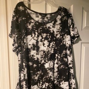 Simply Vera Wang Short Sleeved Black and White top